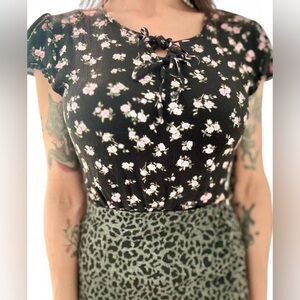 Vanilla Star Floral Cropped Blouse Flutter Sleeve Black Pink Double Tie Size M